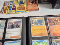 Collectie pokémon kaarten in vezamelmap, o.a. prismatic evolution & pitch black - afbeelding 9 van  16