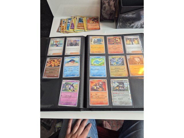 Collectie pokémon kaarten in vezamelmap, o.a. prismatic evolution & pitch black - afbeelding 10 van  16