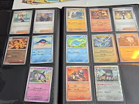Collectie pokémon kaarten in vezamelmap, o.a. prismatic evolution & pitch black - afbeelding 10 van  16