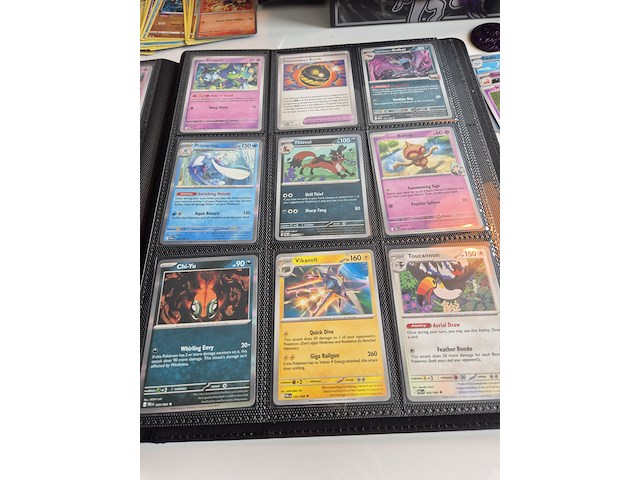Collectie pokémon kaarten in vezamelmap, o.a. prismatic evolution & pitch black - afbeelding 11 van  16