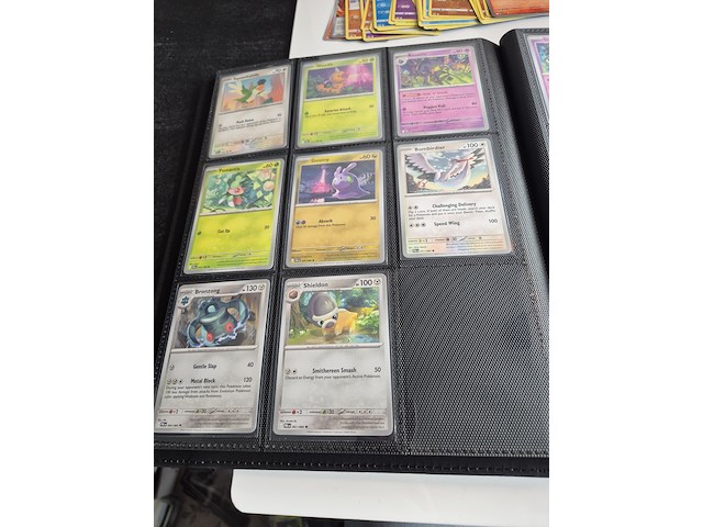 Collectie pokémon kaarten in vezamelmap, o.a. prismatic evolution & pitch black - afbeelding 12 van  16