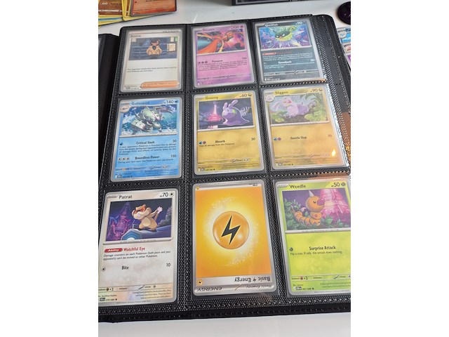 Collectie pokémon kaarten in vezamelmap, o.a. prismatic evolution & pitch black - afbeelding 13 van  16