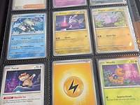 Collectie pokémon kaarten in vezamelmap, o.a. prismatic evolution & pitch black - afbeelding 13 van  16
