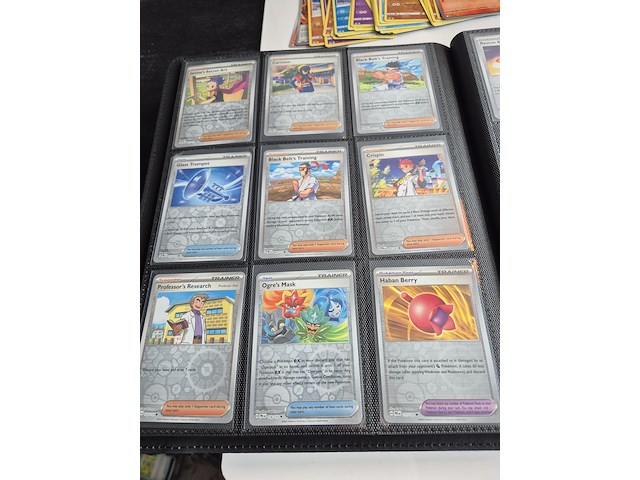 Collectie pokémon kaarten in vezamelmap, o.a. prismatic evolution & pitch black - afbeelding 14 van  16
