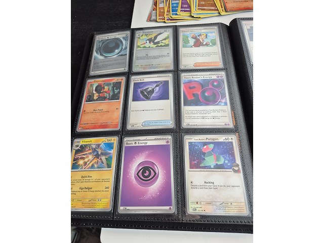 Collectie pokémon kaarten in vezamelmap, o.a. prismatic evolution & pitch black - afbeelding 16 van  16