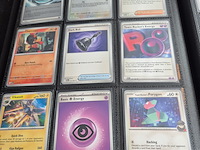 Collectie pokémon kaarten in vezamelmap, o.a. prismatic evolution & pitch black - afbeelding 16 van  16