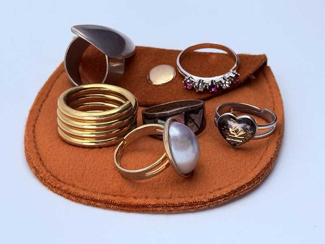 Collectie ringen van verschillende merken en materialen - afbeelding 1 van  5