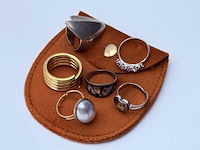 Collectie ringen van verschillende merken en materialen - afbeelding 2 van  5