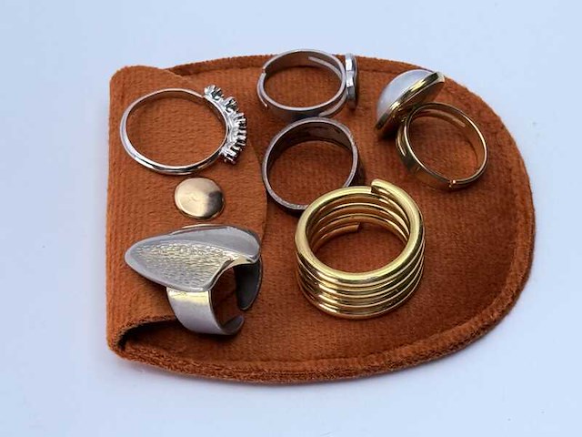 Collectie ringen van verschillende merken en materialen - afbeelding 3 van  5