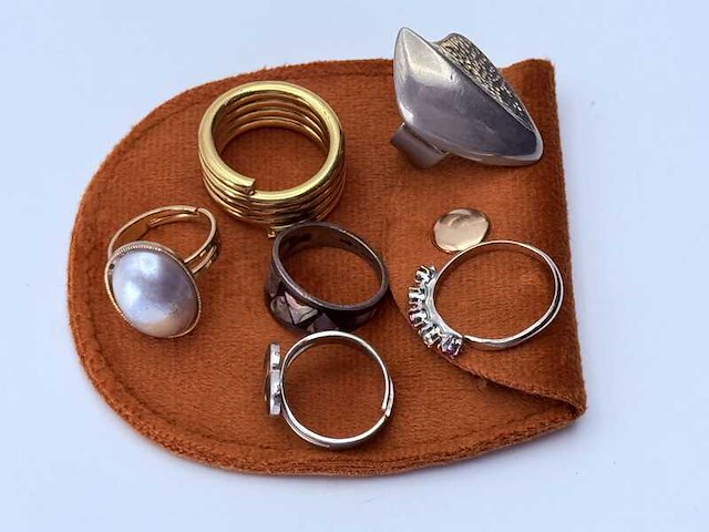 Collectie ringen van verschillende merken en materialen - afbeelding 5 van  5
