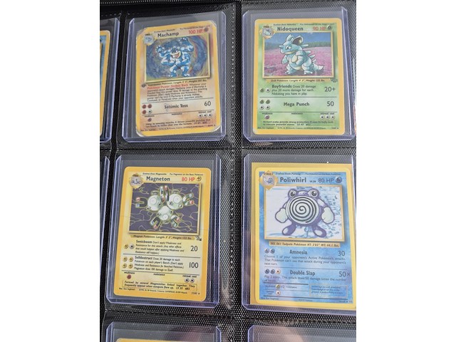 Collectie vintage en moderne pokémon kaarten, o.a. charizard, blastoise & venusaur - afbeelding 2 van  20