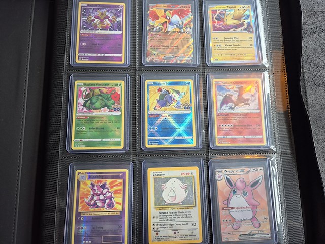 Collectie vintage en moderne pokémon kaarten, o.a. charizard, blastoise & venusaur - afbeelding 1 van  20