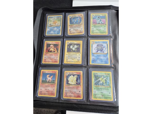 Collectie vintage en moderne pokémon kaarten, o.a. charizard, blastoise & venusaur - afbeelding 20 van  20