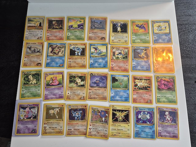 Collectie vintage pokémon kaarten, o.a. holo's & first editions - afbeelding 1 van  13