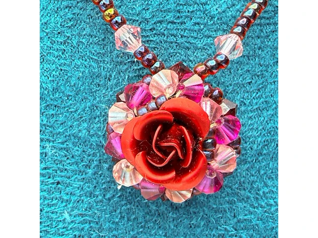 Collier gedecoreerd met 'rose' pendant - afbeelding 1 van  6