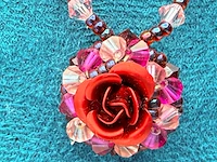 Collier gedecoreerd met 'rose' pendant