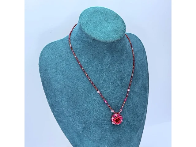 Collier gedecoreerd met 'rose' pendant - afbeelding 2 van  6