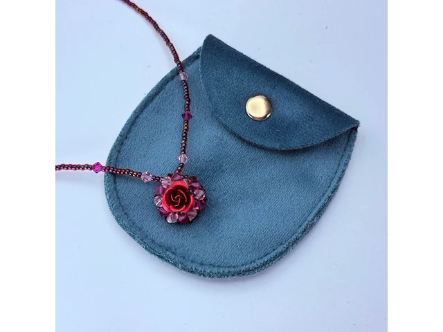 Collier gedecoreerd met 'rose' pendant - afbeelding 4 van  6