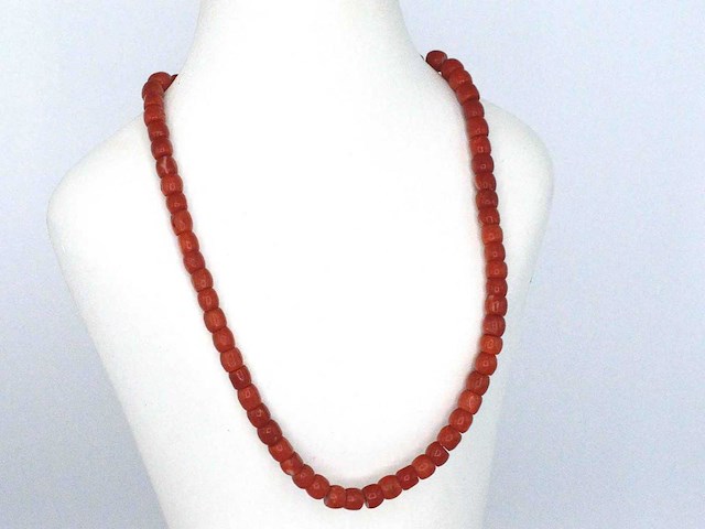 Collier van bloedkoraal met gouden sluiting - afbeelding 1 van  7