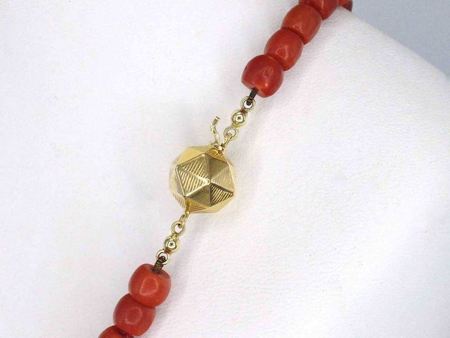 Collier van bloedkoraal met gouden sluiting - afbeelding 6 van  7