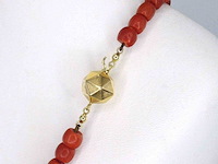Collier van bloedkoraal met gouden sluiting - afbeelding 6 van  7