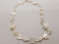 Collier witte jade, zoetwater parels, gepolijst parelmoer en kristallen - afbeelding 1 van  5