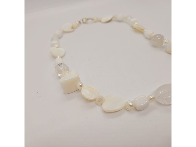 Collier witte jade, zoetwater parels, gepolijst parelmoer en kristallen - afbeelding 2 van  5