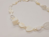 Collier witte jade, zoetwater parels, gepolijst parelmoer en kristallen - afbeelding 2 van  5