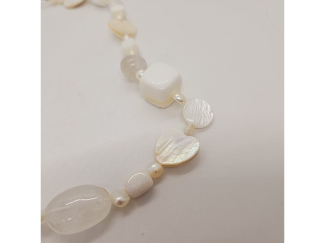 Collier witte jade, zoetwater parels, gepolijst parelmoer en kristallen - afbeelding 3 van  5