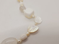 Collier witte jade, zoetwater parels, gepolijst parelmoer en kristallen - afbeelding 3 van  5