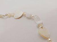 Collier witte jade, zoetwater parels, gepolijst parelmoer en kristallen - afbeelding 4 van  5