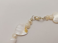 Collier witte jade, zoetwater parels, gepolijst parelmoer en kristallen - afbeelding 5 van  5