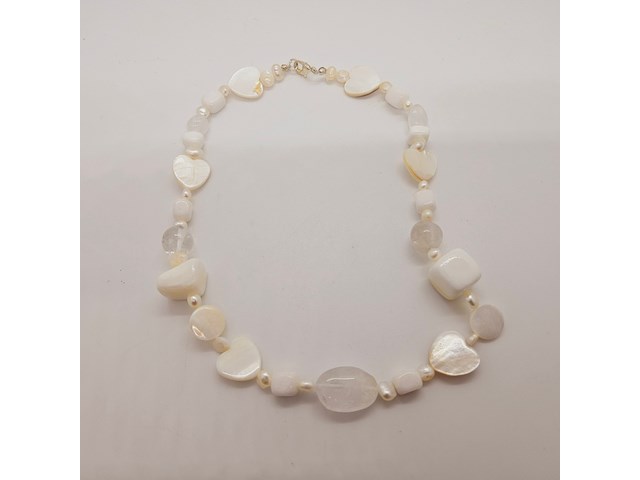 Collier witte jade, zoetwater parels, gepolijst parelmoer en kristallen - afbeelding 1 van  5