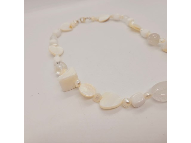Collier witte jade, zoetwater parels, gepolijst parelmoer en kristallen - afbeelding 2 van  5