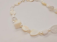 Collier witte jade, zoetwater parels, gepolijst parelmoer en kristallen - afbeelding 2 van  5