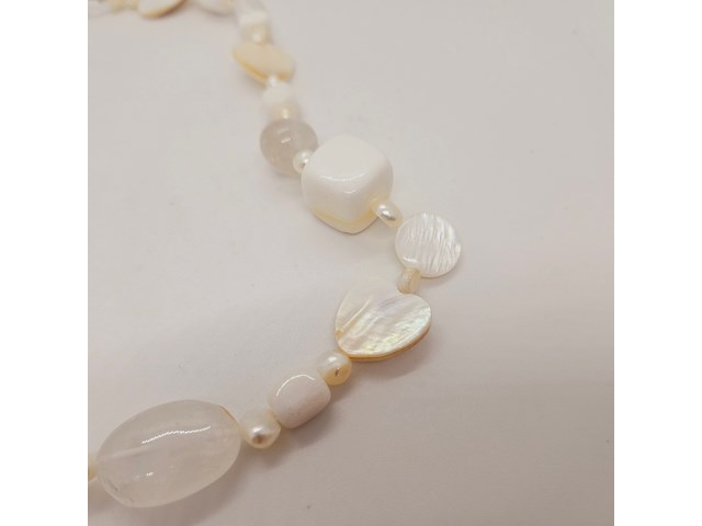Collier witte jade, zoetwater parels, gepolijst parelmoer en kristallen - afbeelding 3 van  5