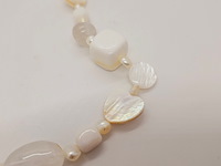 Collier witte jade, zoetwater parels, gepolijst parelmoer en kristallen - afbeelding 3 van  5