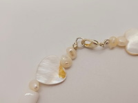 Collier witte jade, zoetwater parels, gepolijst parelmoer en kristallen - afbeelding 5 van  5