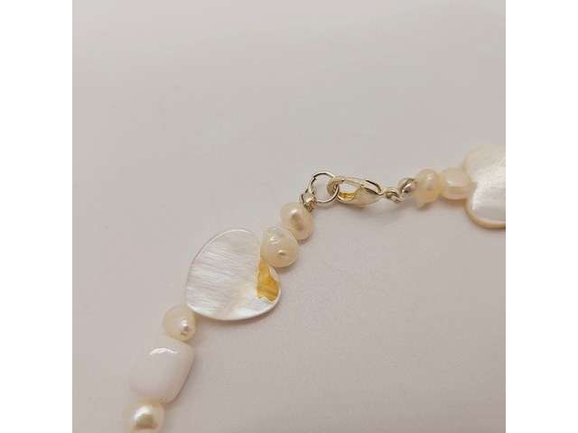 Collier witte jade, zoetwater parels, gepolijst parelmoer en kristallen - afbeelding 2 van  5