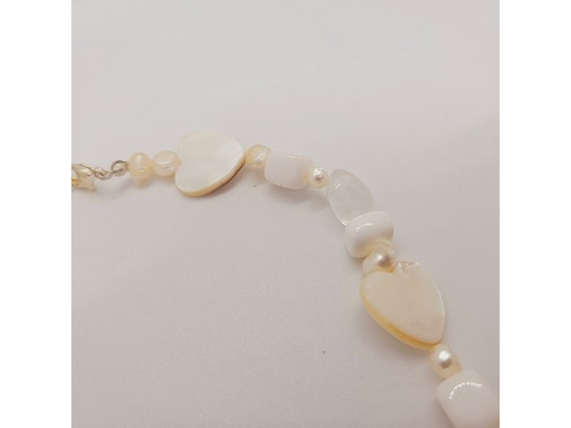Collier witte jade, zoetwater parels, gepolijst parelmoer en kristallen - afbeelding 3 van  5