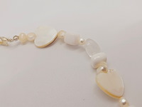 Collier witte jade, zoetwater parels, gepolijst parelmoer en kristallen - afbeelding 3 van  5