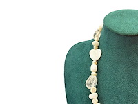 Collier witte jade, zoetwater parels, gepolijst parelmoer en kristallen - afbeelding 3 van  6