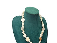 Collier witte jade, zoetwater parels, gepolijst parelmoer en kristallen - afbeelding 4 van  6
