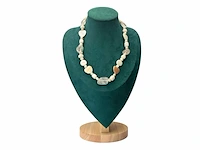Collier witte jade, zoetwater parels, gepolijst parelmoer en kristallen