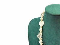 Collier witte jade, zoetwater parels, gepolijst parelmoer en kristallen - afbeelding 3 van  6