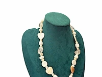 Collier witte jade, zoetwater parels, gepolijst parelmoer en kristallen - afbeelding 4 van  6