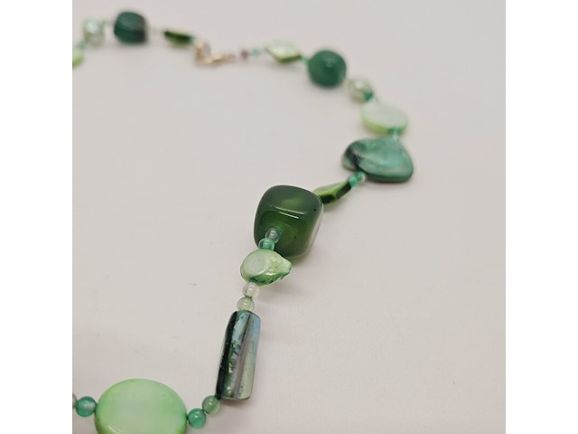 Collier zoetwater parels, gepolijst parelmoer en amber - afbeelding 3 van  4