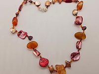 Collier zoetwater parels, gepolijst parelmoer en amber - afbeelding 1 van  4