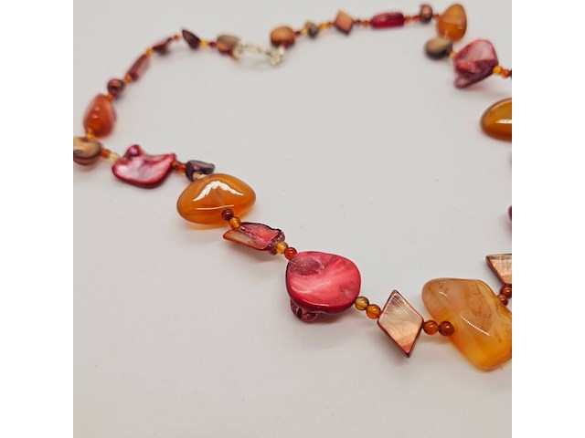 Collier zoetwater parels, gepolijst parelmoer en amber - afbeelding 2 van  4