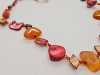 Collier zoetwater parels, gepolijst parelmoer en amber - afbeelding 2 van  4
